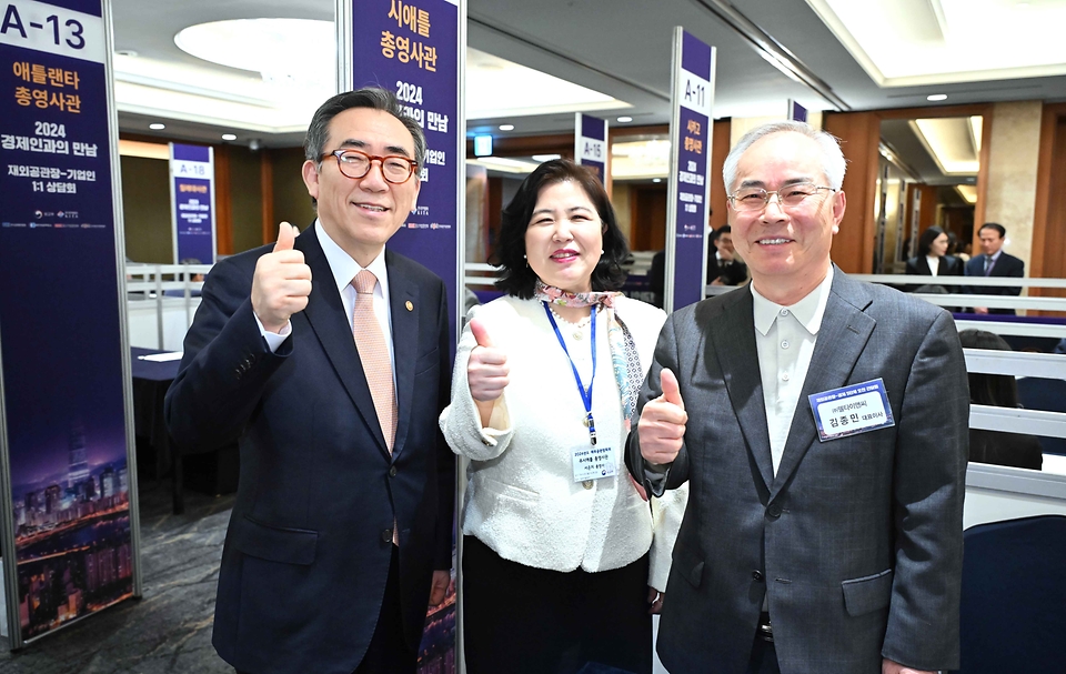 조태열 외교부 장관이 25일 서울 중구 롯데호텔에서 열린 ‘2024 경제인과의 만남, 재외공관장-기업인 1:1 상담회’에서 관계자들과 기념 촬영을 하고 있다.