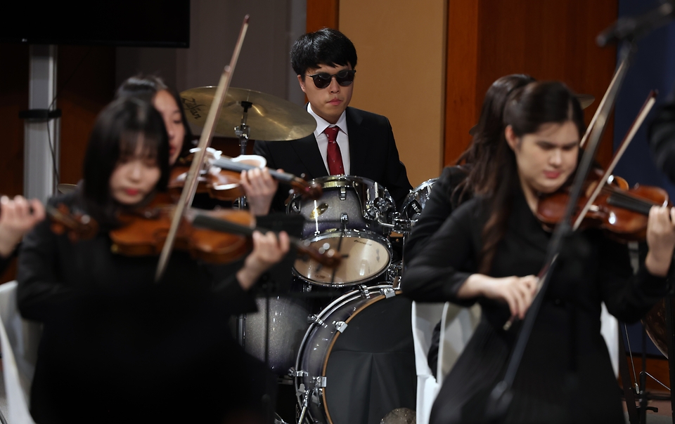 20일 서울 종로구 청와대 춘추관에서 2024 청와대 장애인의 날 기념 특별음악회 ‘사랑의 선율’이 열리고 있다.