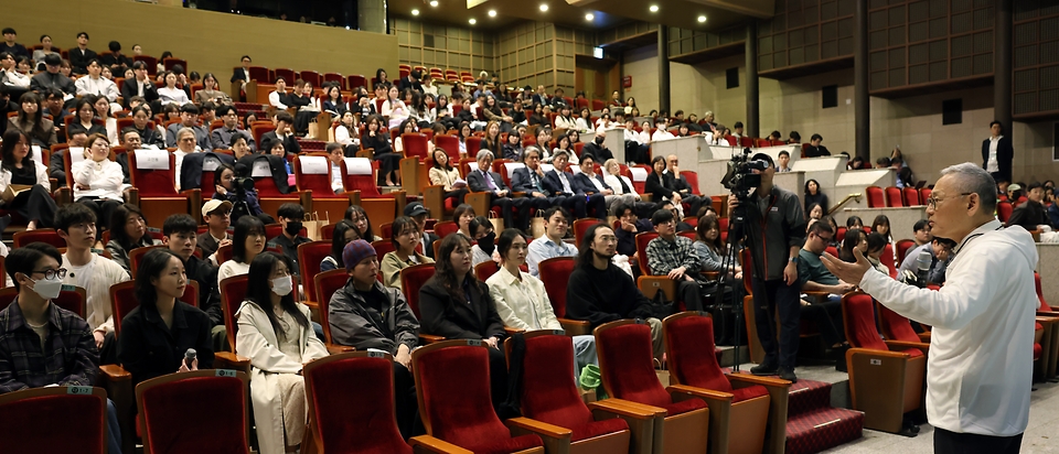 유인촌 문화체육관광부 장관이 25일 서울 서초구 국립국악원 예악당에서 열린 국립단체 청년 교육단원 통합 발대식에서 청년 교육단원들에게 조언을 해주고 있다.