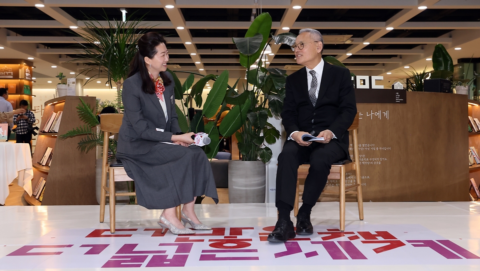 유인촌 문화체육관광부 장관이 23일 서울 종로구 세종라운지에서 열린 세계 책의 날 행사에서 인터뷰를 하고 있다.