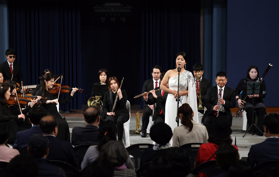 20일 서울 종로구 청와대 춘추관에서 2024 청와대 장애인의 날 기념 특별음악회 ‘사랑의 선율’이 열리고 있다.