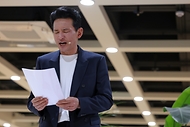 황정민 배우가 23일 서울 종로구 세종라운지에서 열린 세계 책의 날 행사에서 작품 ‘맥베스’를 낭독하고 있다.