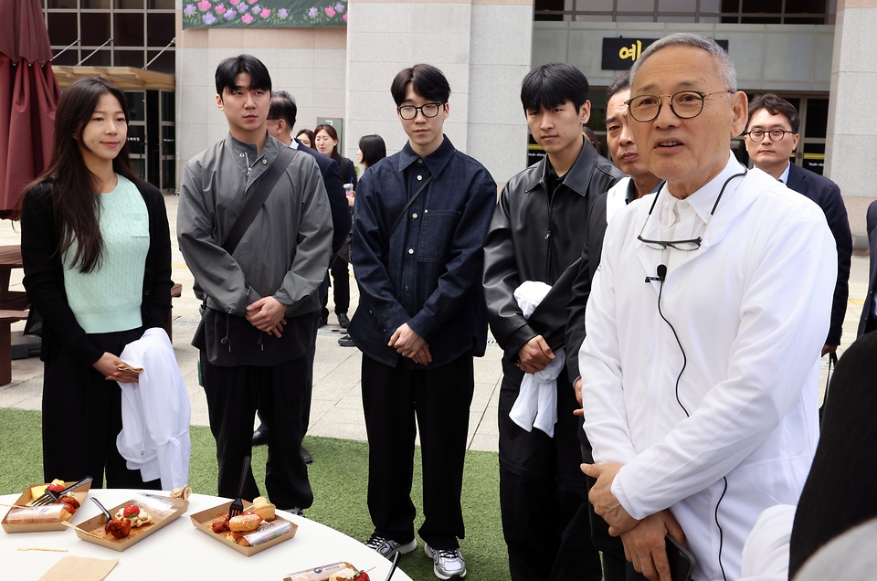 유인촌 문화체육관광부 장관이 25일 서울 서초구 국립국악원 예악당에서 열린 국립단체 청년 교육단원 통합 발대식을 마치고 청년 교육단원들을 격려하고 있다.