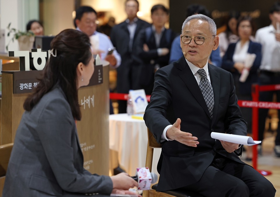 유인촌 문화체육관광부 장관이 23일 서울 종로구 세종라운지에서 열린 세계 책의 날 행사에서 인터뷰를 하고 있다.