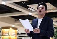 황정민 배우가 23일 서울 종로구 세종라운지에서 열린 세계 책의 날 행사에서 작품 ‘맥베스’를 낭독하고 있다.