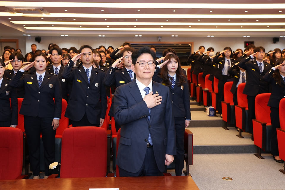 고광효 관세청장이 26일(금) 충남 천안 소재 관세인재개발원에서 진행한 7·9급 신규 공무원 교육 수료식에 참석해 국민의례를 하고 있다.