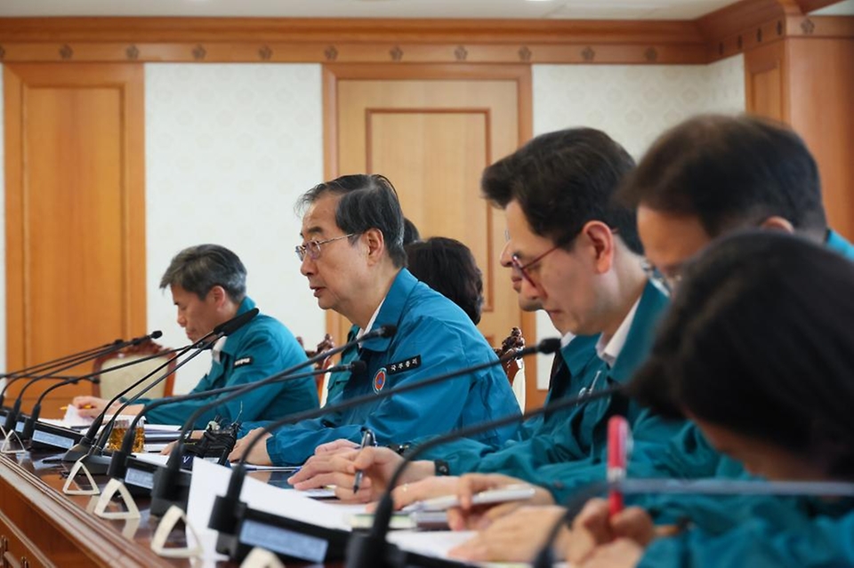 한덕수 국무총리가 26일 서울 종로구 정부서울청사에서 열린 의사 집단행동 대응 중앙재난안전대책본부 회의에 참석해 발언하고 있다. 