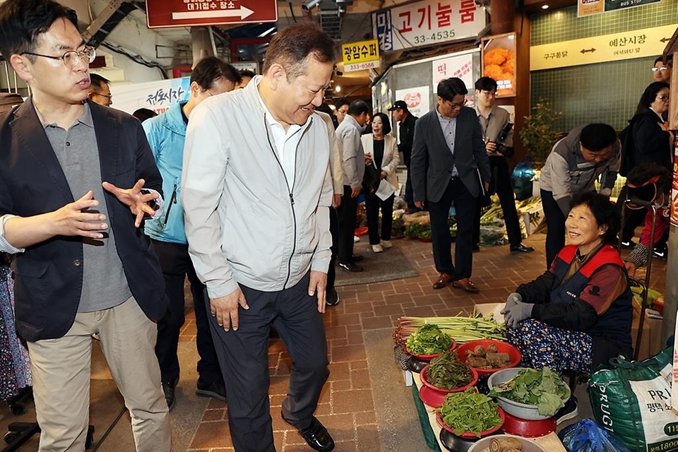 이상민 행정안전부 장관이 27일 충남 예산시장을 방문해 시장 상인들을 격려하고 있다.