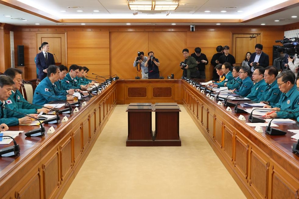 한덕수 국무총리가 26일 서울 종로구 정부서울청사에서 열린 의사 집단행동 대응 중앙재난안전대책본부 회의에 참석해 발언하고 있다. 