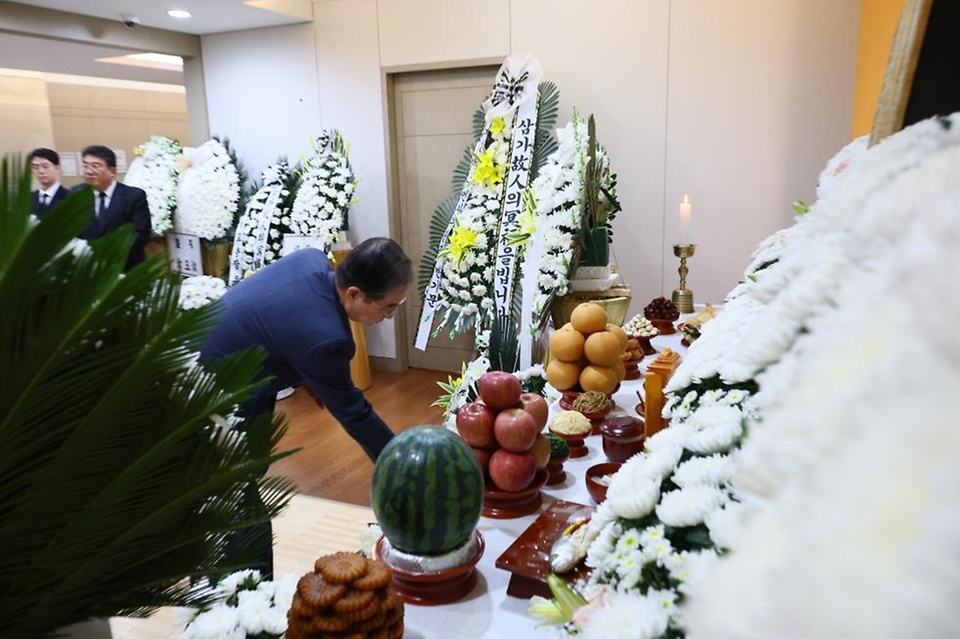 한덕수 국무총리가 26일 서초구 서울성모병원 장례식장에 마련된 故 노재봉 前국무총리 빈소를 찾아 조문을 하고 있다.