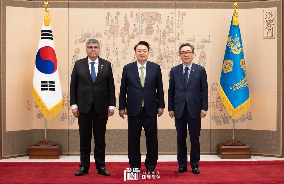 윤석열 대통령이 26일 서울 용산 대통령실 청사에서 열린 주한대사 신임장 제정식에서 호르헤 엔리케 발레리오 에르난데스(Jorge Enrique Valerio Hernandez) 주한 코스타리카 대사로부터 신임장을 전달 받은 뒤 기념 촬영을 하고 있다. 