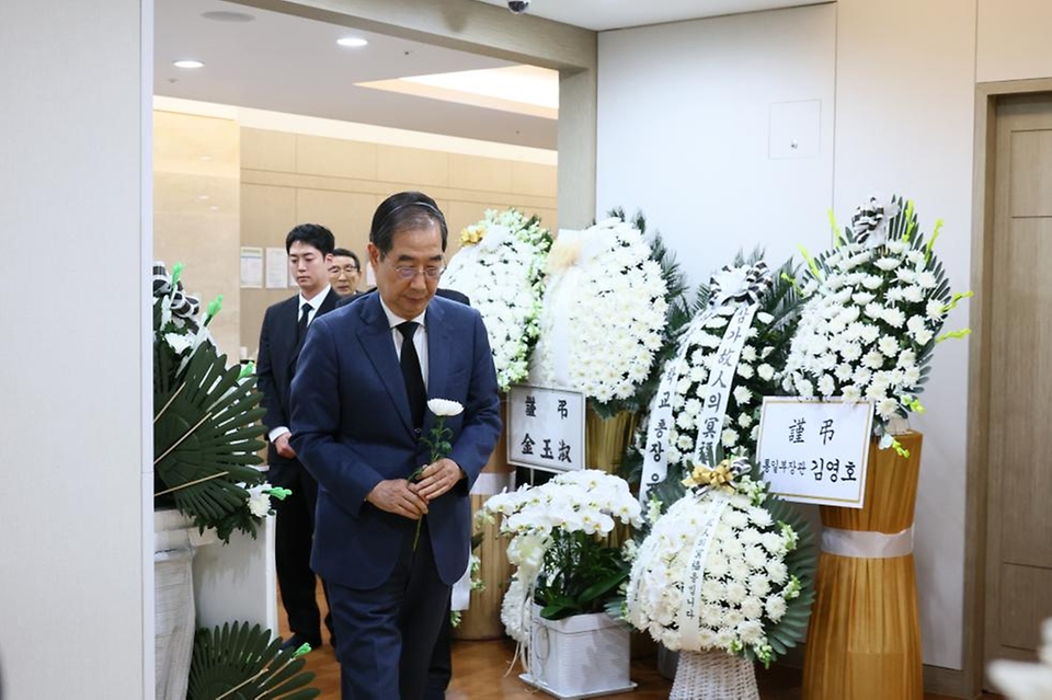 한덕수 국무총리가 26일 서초구 서울성모병원 장례식장에 마련된 故 노재봉 前국무총리 빈소를 찾아 조문을 하고 있다.