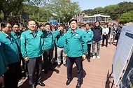 이상민 행정안전부 장관이 27일 충남 예산군 예당호 출렁다리를 방문해 안전사고를 예방하기 위해 현장을 점검하고 있다. 