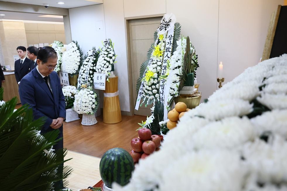 한덕수 국무총리가 26일 서초구 서울성모병원 장례식장에 마련된 故 노재봉 前국무총리 빈소를 찾아 조문을 하고 있다.