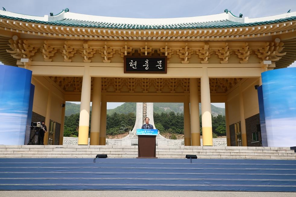 한덕수 국무총리가 26일 국립대전현충원에서 열린 ‘제1회 순직의무군경의 날 기념식’에 참석해 기념사를 하고 있다. 