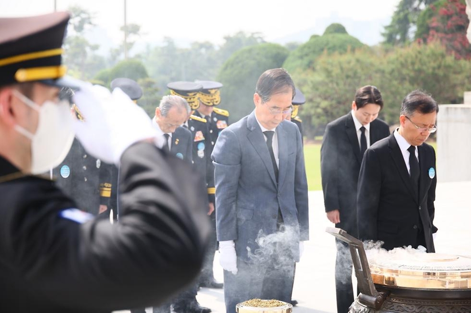 한덕수 국무총리가 26일 국립대전현충원에서 열린 ‘제1회 순직의무군경의 날 기념식’에 참석해 묵념하고 있다.