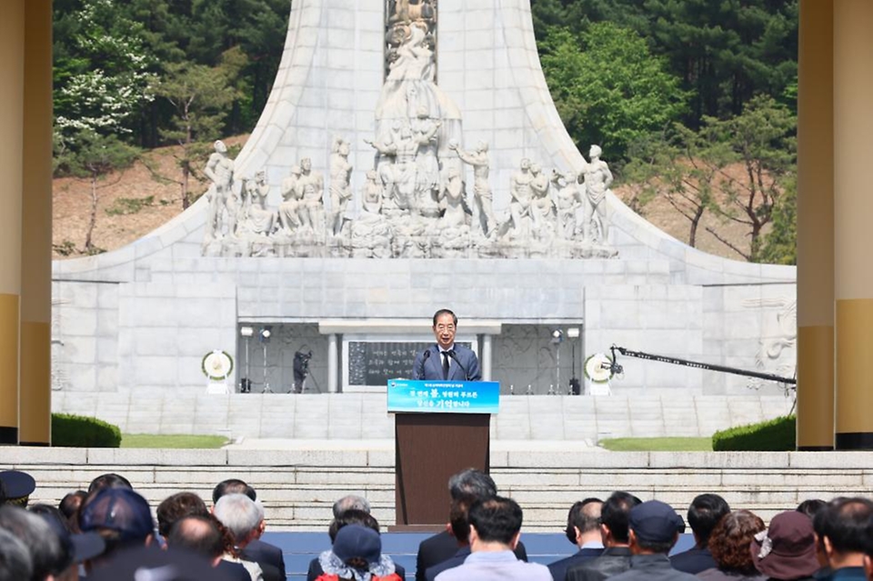 한덕수 국무총리가 26일 국립대전현충원에서 열린 ‘제1회 순직의무군경의 날 기념식’에 참석해 기념사를 하고 있다. 