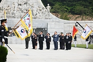 한덕수 국무총리가 26일 국립대전현충원에서 열린 ‘제1회 순직의무군경의 날 기념식’에 참석해 참배한 뒤 국기에 경례하고 있다.