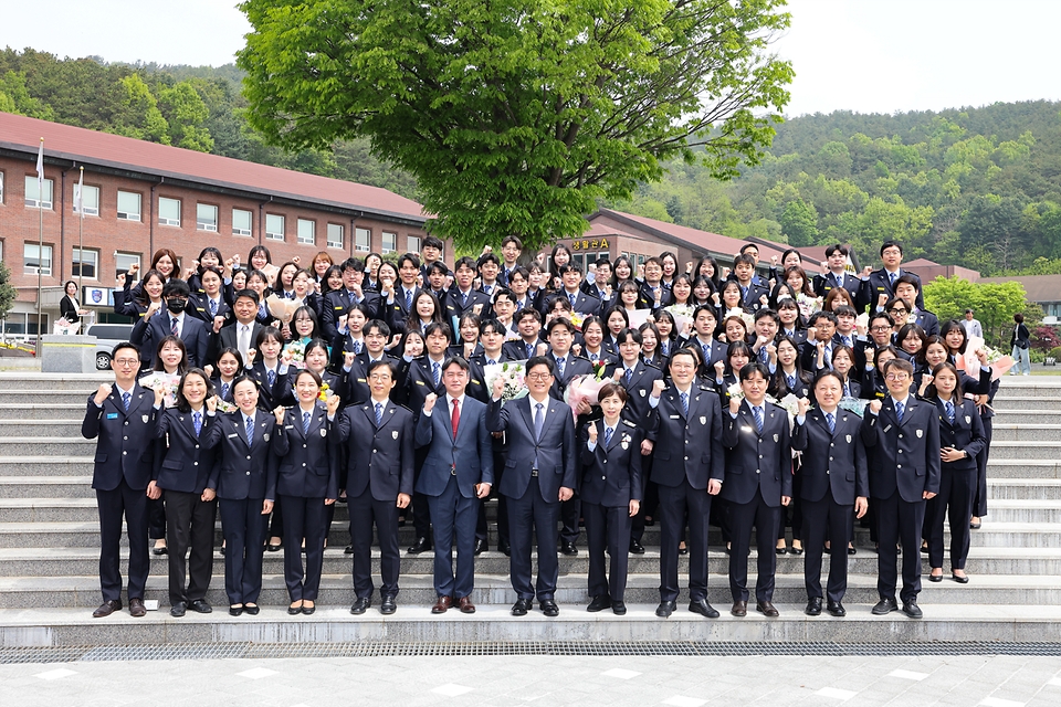 고광효 관세청장이 26일(금) 관세인재개발원에서 진행한 7·9급 신규 공무원 교육 수료식에 참석해 수료식을 마친 후 교육생들과 함께 기념촬영을 하고 있다.