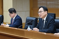 정인교 산업통상자원부 통상교섭본부장이 26일 서울 종로구 한국무역보험공사에서 열린 ‘제4차 수출지역 담당관 회의’를 주재하고 있다. 이날 회의에서는 주요 지역별 수출 여건 점검 및 맞춤형 수출확대 방안 등을 논의했다.