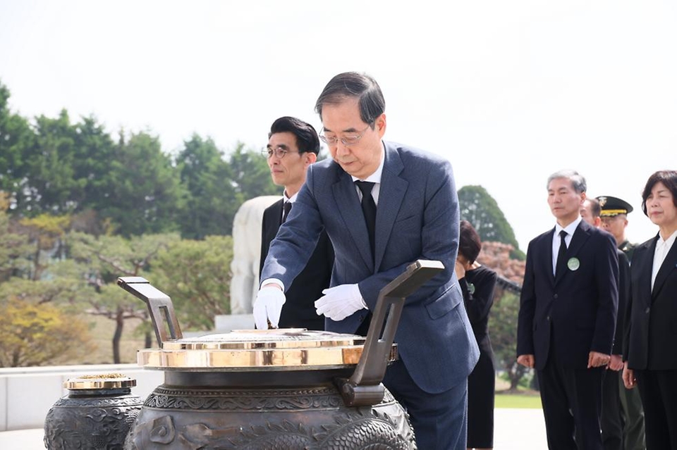 한덕수 국무총리가 26일 국립대전현충원에서 열린 ‘제1회 순직의무군경의 날 기념식’에 참석해 분향하고 있다.