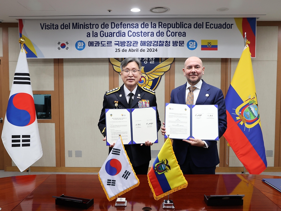 김종욱 해양경찰청장이 25일 인천시 연수구 해양경찰청에서 열린 해양경찰 경비함정 에콰도르 양여 약정서 서명식에서 히안카를로 로프레도(Giancarlo Loffredo) 에콰도르 국방부 장관과 기념 촬영을 하고 있다.