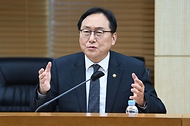 정인교 산업통상자원부 통상교섭본부장이 26일 서울 종로구 한국무역보험공사에서 열린 ‘제4차 수출지역 담당관 회의’를 주재하고 있다.