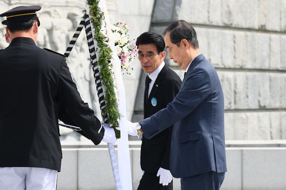 한덕수 국무총리가 26일 국립대전현충원에서 열린 ‘제1회 순직의무군경의 날 기념식’에 참석해 헌화하고 있다. 