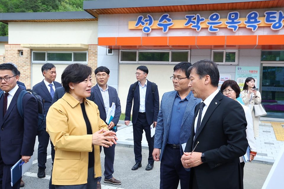 송미령 농림축산식품부 장관이 26일 전북 진안군 성수면 행정복지센터에서 열린 소규모 농업진흥지역 정비 관련 현장 간담회를 마치고 일반농산어촌개발사업 현장(작은목욕탕)을 찾아 설명을 듣고 있다. 