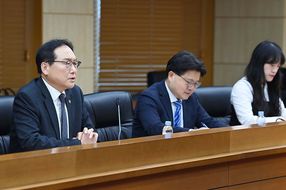 정인교 산업통상자원부 통상교섭본부장이 26일 서울 종로구 한국무역보험공사에서 열린 ‘제4차 수출지역 담당관 회의’를 주재하고 있다.