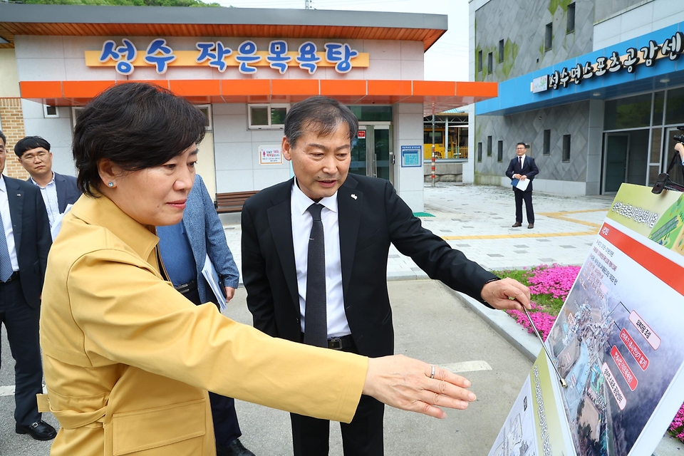 송미령 농림축산식품부 장관이 26일 전북 진안군 성수면 행정복지센터에서 열린 소규모 농업진흥지역 정비 관련 현장 간담회를 마치고 일반농산어촌개발사업 현장(작은목욕탕)을 찾아 설명을 듣고 있다. 