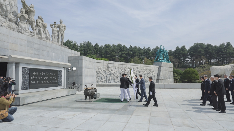 한덕수 국무총리가 26일 오전 대전 국립대전현충원에서 열린 제1회 순직의무군경의 날 기념식에 참석하여 현충탑에 헌화 및 참배를 하고 있다.