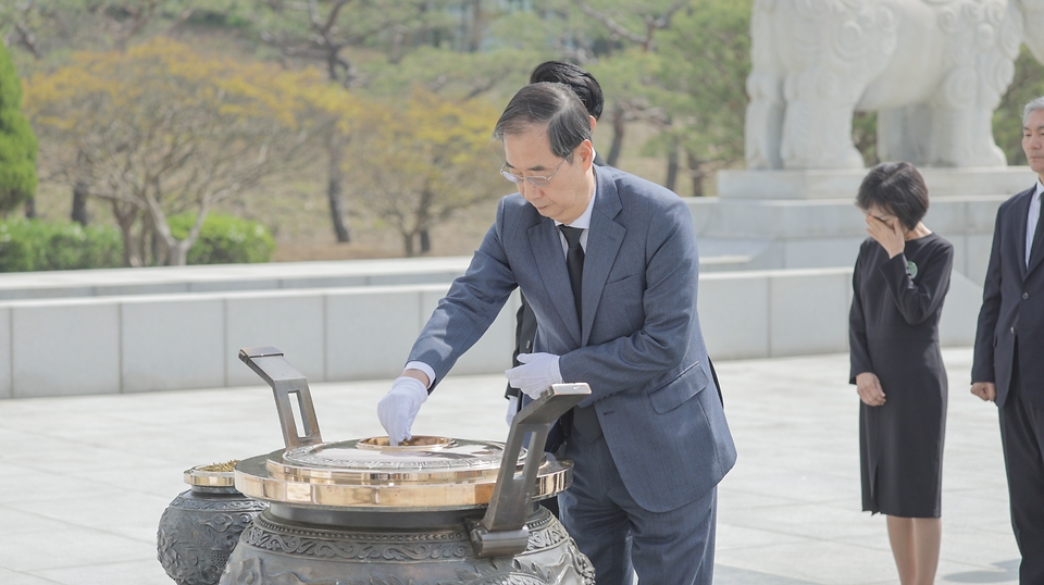 한덕수 국무총리가 26일 오전 대전 국립대전현충원에서 열린 제1회 순직의무군경의 날 기념식에 참석하여 현충탑에 헌화 및 참배를 하고 있다.