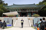 한덕수 국무총리가 28일 충남 아산시 현충사에서 열린 ‘충무공 이순신 장군 탄신 제479주년 기념 다례 행사’에 참석해 축사하고 있다. 