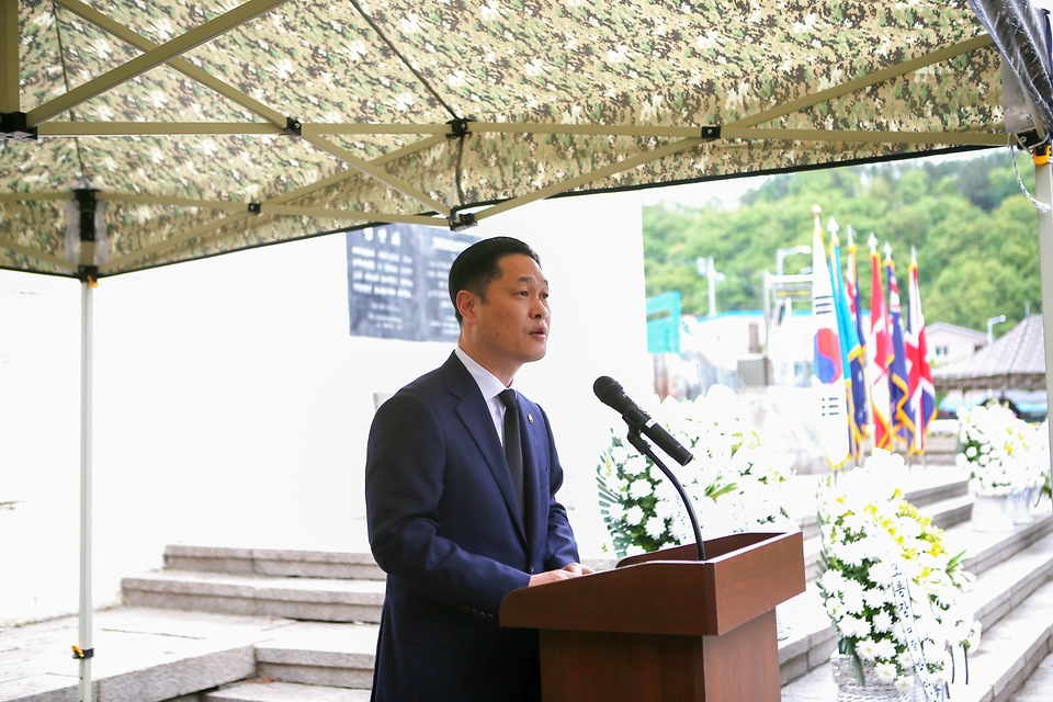 이희완 국가보훈부 차관이 24일 오전 경기도 가평군 영연방참전기념비에서 열린 영연방 가평전투 73주년 기념식에 참석하여  기념사를 하고 있다.