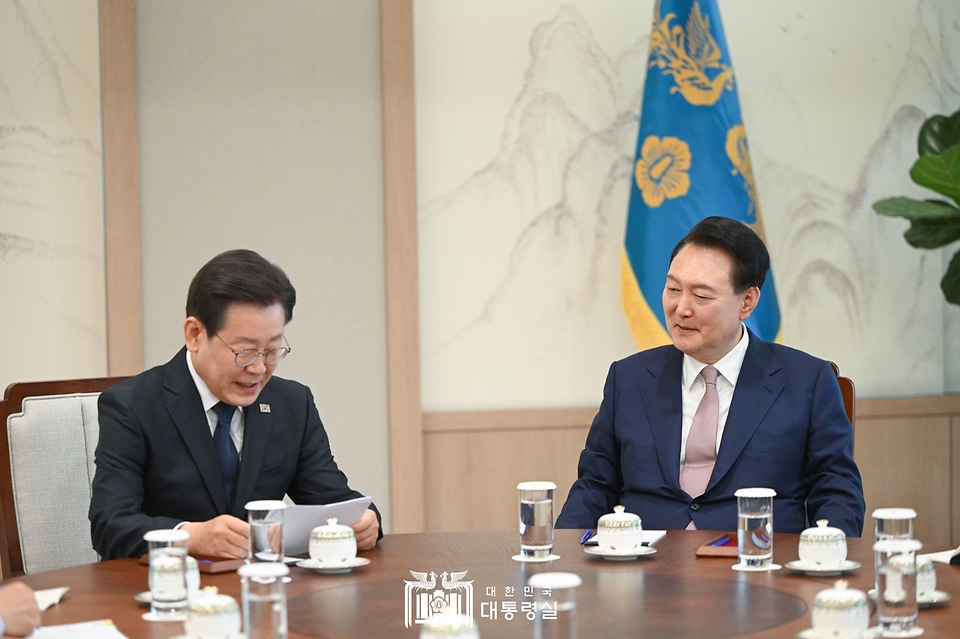 윤석열 대통령이 29일 서울 용산 대통령실 집무실에서 열린 더불어민주당 이재명 대표와의 영수회담에서 이 대표가 준비한 메시지를 듣고 있다.