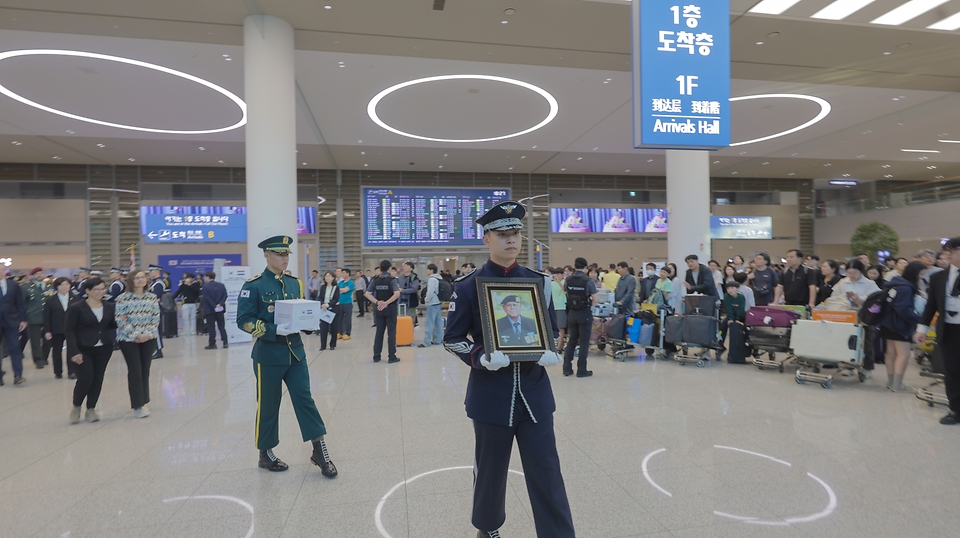 강정애 국가보훈부 장관이 29일 오후 인천국제공항 제2터미널 입국장에서 열린 6.25전쟁 네덜란드 참전용사 故페르디난트 티탈렙타씨의 유해봉환식에 참석하여 유족대표와 함께 유해봉환식을 마치고 함께 영정유해를 운구하고 있다.