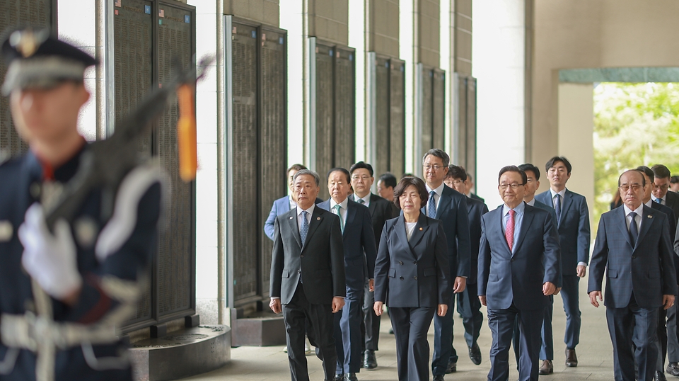 강정애 국가보훈부 장관이 24일 오전 전쟁기념관에서 열린 국가유공자의 품격있는 삶을 위한 문화복지 증진 업무협약식에 참석하여 김기병 롯데관광개발 대표이사 회장, 백현 롯데관광개발 대표이사 사장 및 주요내빈과 함께 행사전 월남 참전 전사자명비에 들려 헌화 및 묵념을 하고 있다.