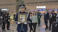 강정애 국가보훈부 장관이 29일 오후 인천국제공항 제2터미널 입국장에서 열린 6.25전쟁 네덜란드 참전용사 故페르디난트 티탈렙타씨의 유해봉환식에 참석하여 유족대표와 함께 유해봉환식을 마치고 함께 영정유해를 운구하고 있다.