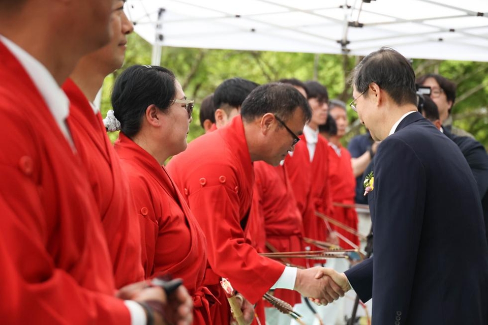 한덕수 국무총리가 28일 충남 아산시 현충사 활터에서 열린 ‘제63회 대통령기 전국 궁도 대회’에서 궁사들을 격려하고 있다. 