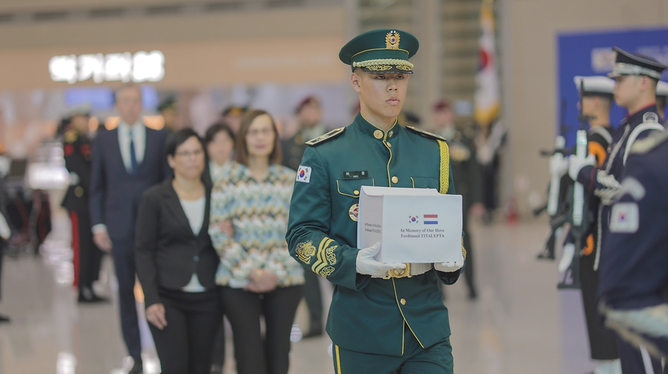 강정애 국가보훈부 장관이 29일 오후 인천국제공항 제2터미널 입국장에서 열린 6.25전쟁 네덜란드 참전용사 故페르디난트 티탈렙타씨의 유해봉환식에 참석하여 유족대표와 함께 유해봉환식을 마치고 함께 영정유해를 운구하고 있다.