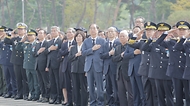 한덕수 국무총리가 26일 오전 대전 국립대전현충원에서 열린 제1회 순직의무군경의 날 기념식에 참석하여 정부, 정치권 등 주요 인사들과 같이 국민의례를 하고 있다.