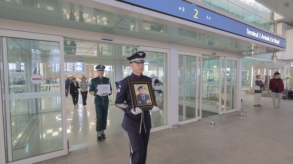 강정애 국가보훈부 장관이 29일 오후 인천국제공항 제2터미널 입국장에서 열린 6.25전쟁 네덜란드 참전용사 故페르디난트 티탈렙타씨의 유해봉환식에 참석하여 유족대표와 함께 유해봉환식을 마치고 함께 영정유해를 운구하고 있다.