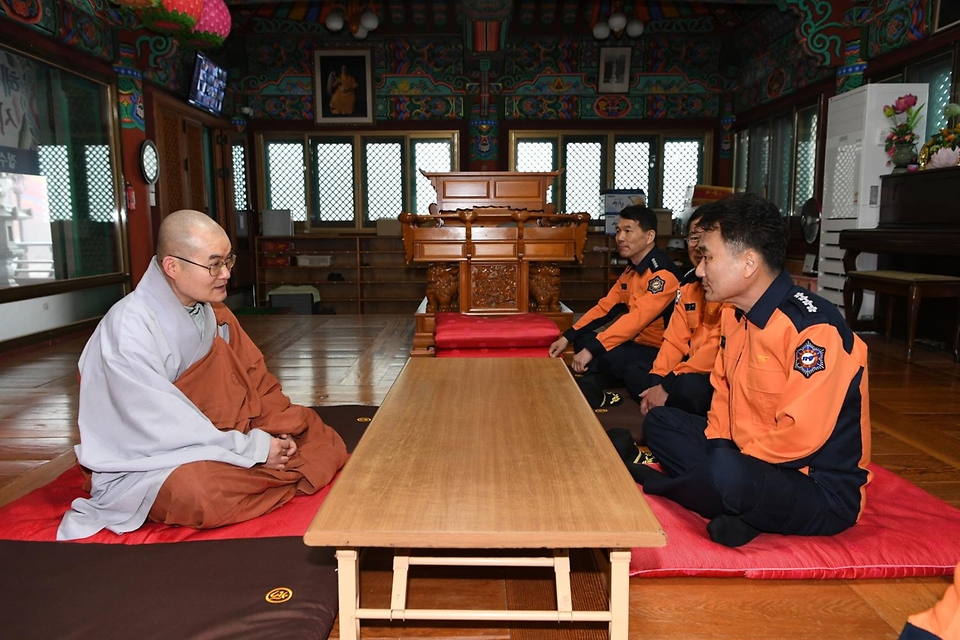 남화영 소방청장이 29일 경남 남해군 보리암을 방문해 부처님 오신 날을 앞두고 전통사찰 화재안전점검에 나서 주지스님에게 화재예방에 대한 관심과 주의를 당부하고 있다.