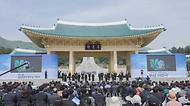 26일 오전 대전 국립대전현충원에서 열린 제1회 순직의무군경의 날 기념식에서 기념공연을 하고 있다.
