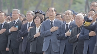 한덕수 국무총리가 26일 오전 대전 국립대전현충원에서 열린 제1회 순직의무군경의 날 기념식에 참석하여 정부, 정치권 등 주요 인사들과 같이 국민의례를 하고 있다.