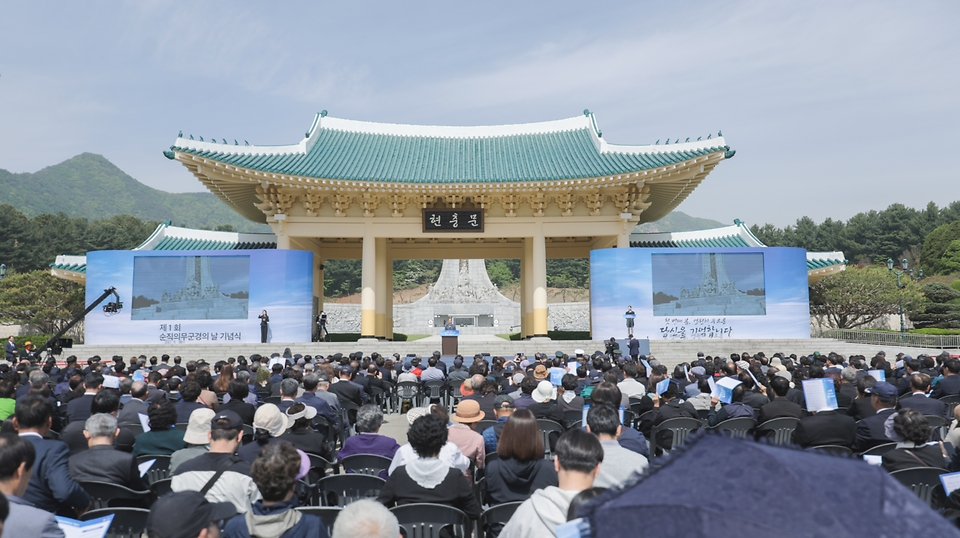 한덕수 국무총리가 26일 오전 대전 국립대전현충원에서 열린 제1회 순직의무군경의 날 기념식에서 기념사를 하고 있다.  