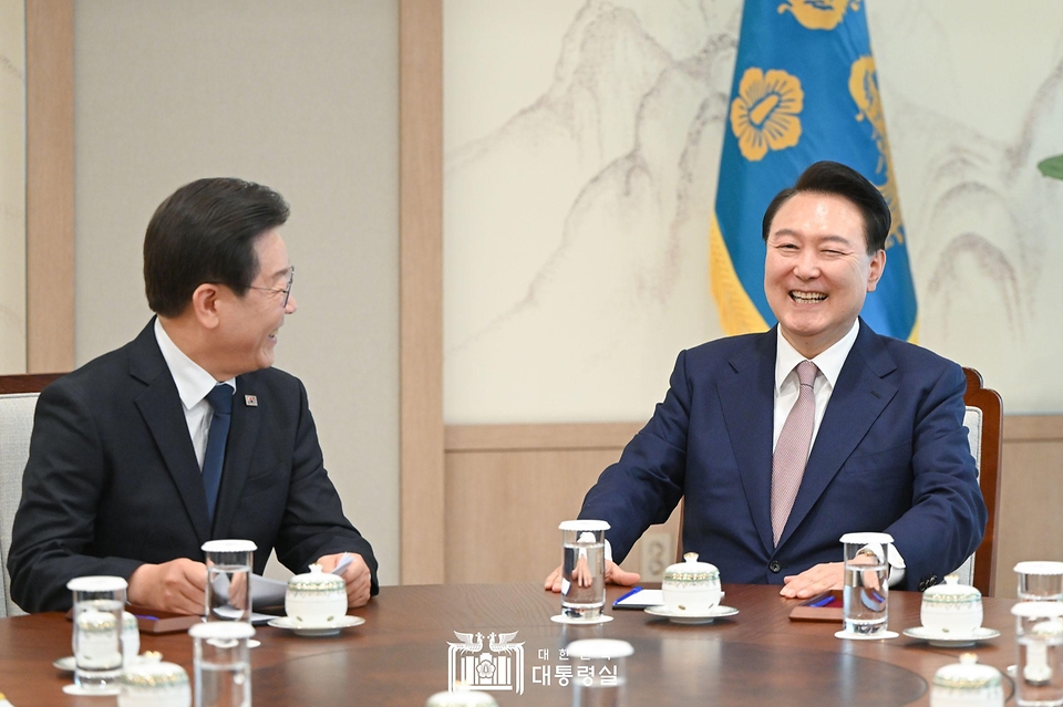 윤석열 대통령이 29일 서울 용산 대통령실 집무실에서 더불어민주당 이재명 대표와 회담을 하고 있다. 