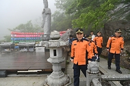 남화영 소방청장이 29일 경남 남해군 보리암을 방문해 부처님 오신 날을 앞두고 화재안전점검을 실시하고 있다. 