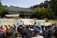 한덕수 국무총리가 28일 충남 아산시 현충사에서 열린 ‘충무공 이순신 장군 탄신 제479주년 기념 다례 행사’에 참석해 축사하고 있다. 